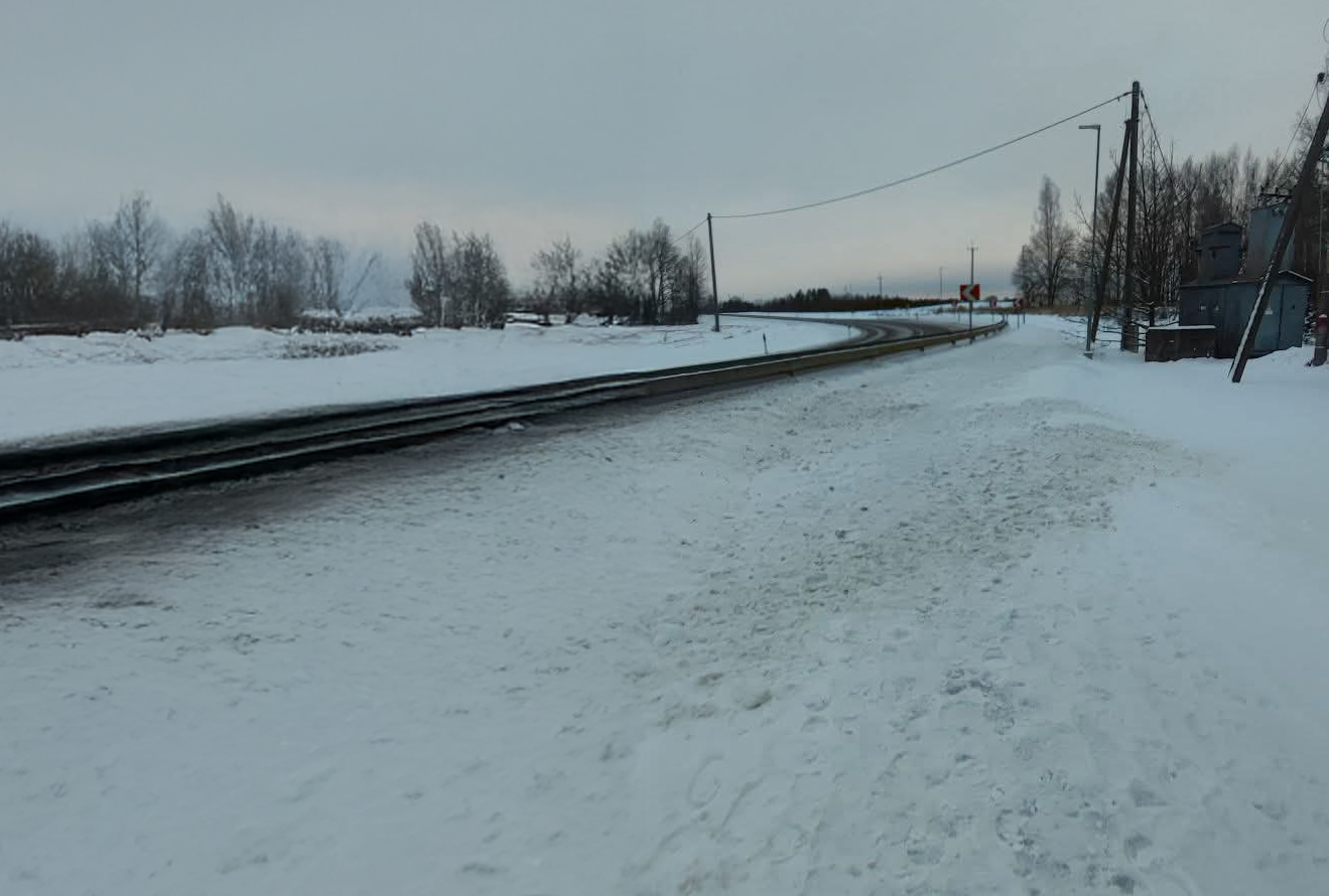 Nii mõnedki Antsla linnaelanikud olid aasta alguses häiritud lund täis Kobela kurvi kõnniteest. Seal on kurja juureks suurel kiirusel sõiduteed puhastav sahk, mis paiskab lahtiaetud kõnnitee taas lumemassi täis. Foto: ERAKOGU